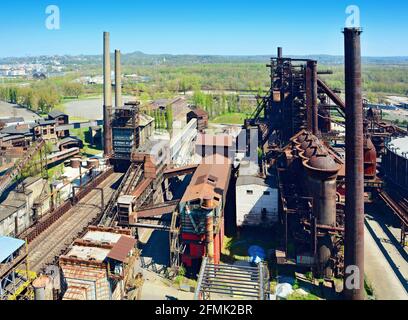 Luftaufnahme des alten rostigen verlassenen Eisenwerksareals. Alte Eisenwarenfabrik mit Schornsteinen. Stockfoto