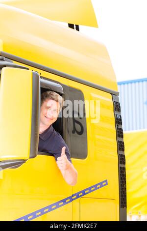 Logistik - stolz-Treiber oder Spediteur in GAP Fahrer des LKW und des Anhängers auf ein Umschlagplatz Stockfoto