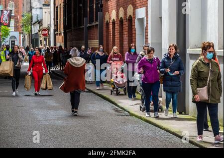 Cork, Irland. Mai 2021. Das Bekleidungsgeschäft von Penneys in Cork wurde heute Morgen wieder eröffnet, da weitere COVID-19-Beschränkungen aufgehoben wurden. Penneys-Käufer kaufen nach Vereinbarung bis nächsten Montag ein, wenn der Laden wieder vollständig geöffnet ist. Quelle: AG News/Alamy Live News Stockfoto