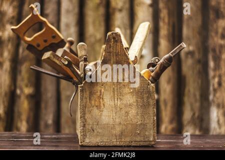 Vintage Werkzeugkasten stehen auf Tisch auf Holz Hintergrund Stockfoto