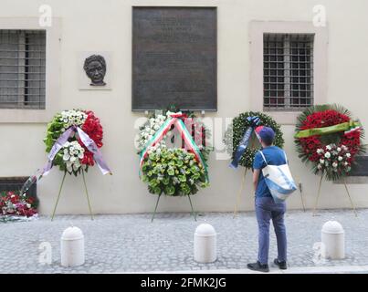 Ein Tourist, der am 9. Mai über Michelangelo Caetani, Rom, Italien, auf den Gedenkstein von Aldo Moro starrt, 2021.54 Tage zuvor von Brigate Rosse, einer terroristischen Organisation, entführt, wurde der Vorsitzende der Partei Democrazia Cristiana, Aldo Moro, am 9. Mai 1978 an diesem Ort tot aufgefunden. Am 43. Jahrestag der Entdeckung legte der italienische Staatspräsident Sergio Mattarella im Namen der Italienischen Republik einen Blumenkranz nieder. Kränze wurden auch von den Parteien Democrazia Cristiana, Partito Democratico und Italia Viva gelegt. (Foto von Elisa Gestri/Sipa USA) Stockfoto