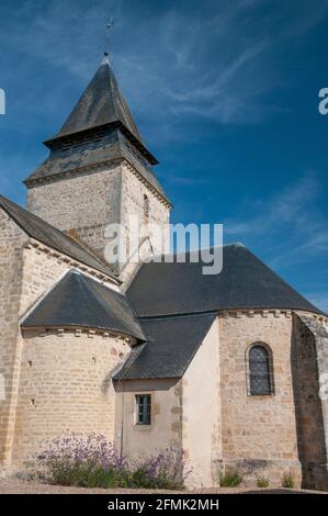 Kirche von Saint-Martin (11. Jh.) in Bessais-le-Fromental, Cher (18), Center-Val de la Loire, Frankreich. Stockfoto