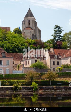 Saint-Genitour Kirche mit Blick auf den Fluss Creuse in der Stadt Le Blanc, Indre (36), Region Centre-Val de Loire, Frankreich Stockfoto