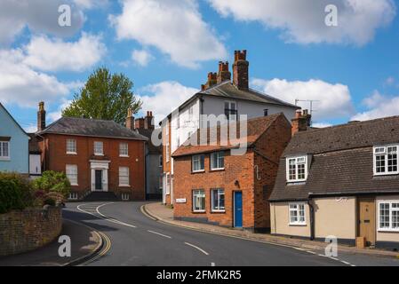 Essex, UK-Stadt, Blick auf landschaftlich reizvolle Anwesen am östlichen Ende der High Street in Manningtree, Essex, England, Großbritannien Stockfoto