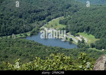 Virginia's Blue Ridge Parkway, USA. Blick von Sharp Top, mit Abbott Lake im Tal. Stockfoto