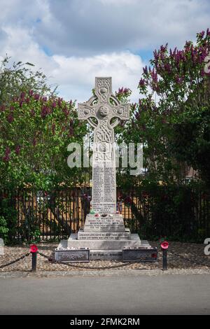 Kriegsdenkmal Essex, Ansicht des Kriegsdenkmals in der Manningtree High Street, das an die Menschen vor Ort erinnert, die in beiden Weltkriegen ums Leben kamen, Essex, Großbritannien. Stockfoto