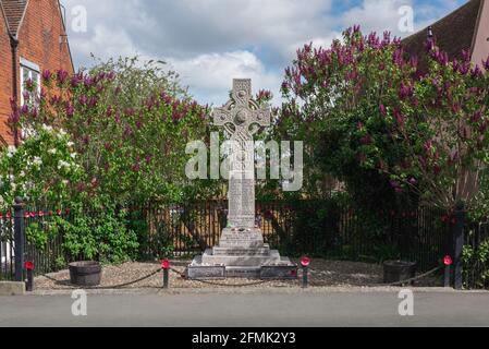 Essex Kriegsdenkmal, Ansicht des Kriegsdenkmals in der Manningtree High Street, das an die Menschen vor Ort erinnert, die in beiden Weltkriegen ums Leben kamen, Essex, Großbritannien. Stockfoto