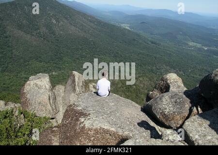 Person, die den Panoramablick von Sharp Top auf dem Blue Ridge Parkway in Virginia, USA, genießt Stockfoto