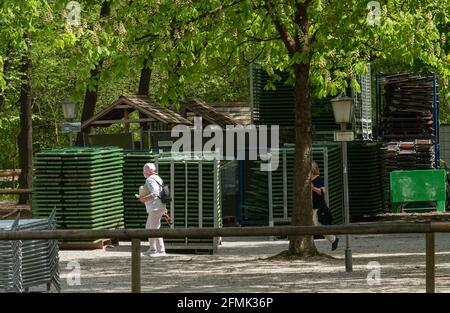 München, Deutschland. Mai 2021. Die Sitzmöglichkeiten des Biergartens am Chinesischen Turm sind noch immer gestapelt. In Landkreisen und unabhängigen Städten mit einer stabilen siebentägigen Inzidenz unter 100 (fünf aufeinanderfolgende Tage unter 100) darf die Gastronomie im Freien, insbesondere die Biergärten, wieder eröffnet werden. Kredit: Peter Kneffel/dpa/Alamy Live Nachrichten Stockfoto