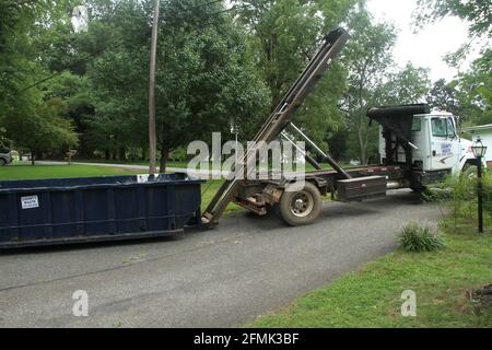 Container eines Rollladens, der von einer Auffahrt beladen wird Stockfoto