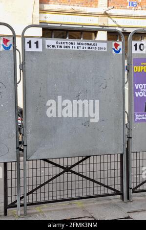 PARIS, FRANKREICH - CA. MÄRZ 2010: Leerer offizieller Wahlausschuss für die Regionalwahlen. Stockfoto