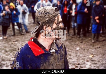 Mann mit Schlamm bedeckt beim Glastonbury Festival 1998, Somerset, England, Vereinigtes Königreich. Stockfoto