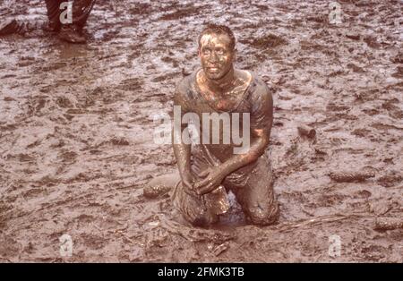 Mann mit Schlamm bedeckt beim Glastonbury Festival 1998, Somerset, England, Vereinigtes Königreich. Stockfoto