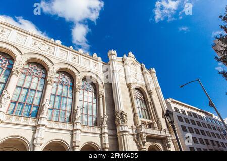 Architektonische Details der Vigado-Konzerthalle am Donauufer in Budapest, Ungarn an sonnigen Tagen Stockfoto