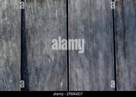 Holztische im Hintergrund mit einigen Sandkörnern darauf Stockfoto