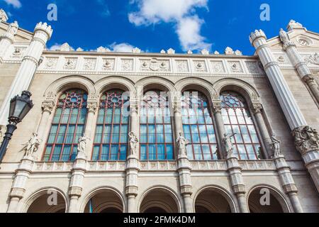 Architektonische Details der Vigado-Konzerthalle am Donauufer in Budapest, Ungarn an sonnigen Tagen Stockfoto