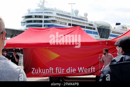 Rostock, Deutschland. Mai 2021. Die IG Metall Küste hat vor dem Veranstaltungsort der 12. Nationalen Seeverkehrskonferenz im Hafen Warnemünde eine Kundgebung organisiert. Mit ihrem Handeln will die Gewerkschaft auf die weitere Gefahr des Arbeitsplatzverlustes aufmerksam machen. Quelle: Bernd Wüstneck/dpa-Zentralbild/dpa/Alamy Live News Stockfoto