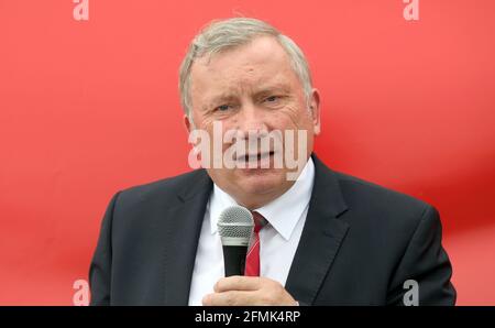 Rostock, Deutschland. Mai 2021. Norbert Brackmann, Koordinator der Bundesregierung für die maritime Industrie, spricht auf einer von der IG Metall organisierten Kundgebung vor dem Veranstaltungsort der 12. Nationalen Seeverkehrskonferenz. Mit ihrem Handeln will die Gewerkschaft auf die weitere Gefahr des Arbeitsplatzverlustes aufmerksam machen. Quelle: Bernd Wüstneck/dpa-Zentralbild/ZB/dpa/Alamy Live News Stockfoto