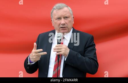 Rostock, Deutschland. Mai 2021. Norbert Brackmann, Koordinator der Bundesregierung für die maritime Industrie, spricht auf einer von der IG Metall organisierten Kundgebung vor dem Veranstaltungsort der 12. Nationalen Seeverkehrskonferenz. Mit ihrem Handeln will die Gewerkschaft auf die weitere Gefahr des Arbeitsplatzverlustes aufmerksam machen. Quelle: Bernd Wüstneck/dpa-Zentralbild/ZB/dpa/Alamy Live News Stockfoto