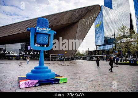 Der Eurovision Song Contest 2021 wird in angepasster Form in Rotterdam Ahoy organisiert. 2020 warf der Corona-Virus einen Maulschlüssel in die Werke, als das Liederfestival gezwungen wurde, online zu spielen. Jeangu Macrooy wird in diesem Jahr auch die Niederlande mit seinem Lied „Birth of A New Age“ vertreten. Rotterdam, Niederlande, am 10. Mai 2021. Foto von Robin Utrecht/ABACAPRESS.COM Stockfoto