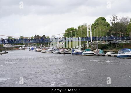 Auf der Fußgängerbrücke bei Teddington Lock versammeln sich Menschen, um einen drei bis vier Meter langen Minke-Wal zu erspähen, der am Sonntag freigelassen wurde, nachdem er auf Richmond lockÕs Bootswalzen stecken geblieben war, aber in der Themse geblieben ist. Bilddatum: Montag, 10. Mai 2021. Stockfoto