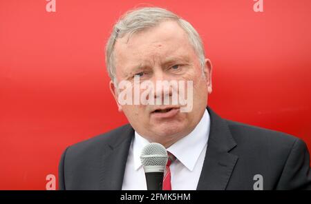 Rostock, Deutschland. Mai 2021. Norbert Brackmann, Koordinator der Bundesregierung für die maritime Industrie, spricht auf einer von der IG Metall organisierten Kundgebung vor dem Veranstaltungsort der 12. Nationalen Seeverkehrskonferenz. Mit ihrem Handeln will die Gewerkschaft auf die weitere Gefahr des Arbeitsplatzverlustes aufmerksam machen. Quelle: Bernd Wüstneck/dpa-Zentralbild/ZB/dpa/Alamy Live News Stockfoto