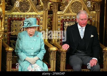 Datei-Foto vom 19/12/2019 von Königin Elizabeth II. Und dem Prinz von Wales, die vor der Eröffnung des Parlaments durch die Königin im House of Lords im Palace of Westminster in London in der Kammer sitzen. Die Königin wird ihren ersten großen öffentlichen zeremoniellen Dienst seit dem Tod des Herzogs von Edinburgh ausüben, als sie am Dienstag an einer zurückgeschobten, Covid-sicheren Staatseröffnung des Parlaments teilnimmt. Ausgabedatum: Montag, 10. Mai 2021. Stockfoto