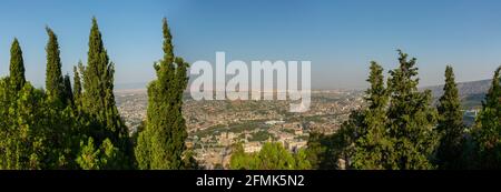 Schöner Panoramablick auf die Stadt Tiflis während des Tages vom Aussichtspunkt Mtasminda. Stockfoto