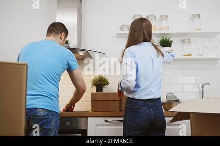 Das Familienpaar hat nach dem Umzug in eine neue Wohnung Boxen ausgepackt. Stockfoto
