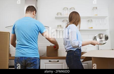 Das Familienpaar hat nach dem Umzug in eine neue Wohnung Boxen ausgepackt. Stockfoto