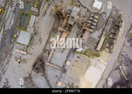 Panorama-Luftaufnahme Tagebau Bergbau, Müllcontainer, Steinbruch mineralgewinnende Industrie Stripping Arbeit großen Bergbau von Maschinen LKW. Stockfoto