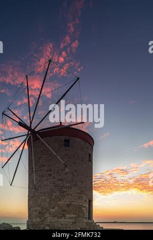 Die Windmühlen in der Nähe der Altstadt von Rhodos, mandraki, Hafen bei Sonnenaufgang. Stockfoto