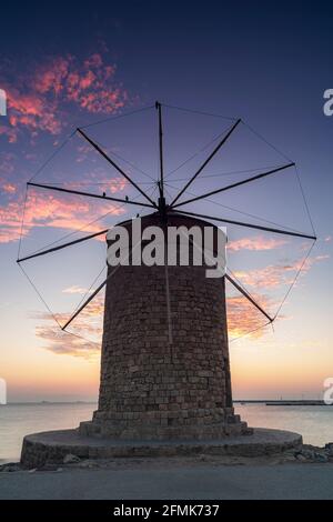 Die Windmühlen in der Nähe der Altstadt von Rhodos, mandraki, Hafen bei Sonnenaufgang. Stockfoto