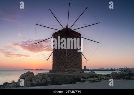 Die Windmühlen in der Nähe der Altstadt von Rhodos, mandraki, Hafen bei Sonnenaufgang. Stockfoto