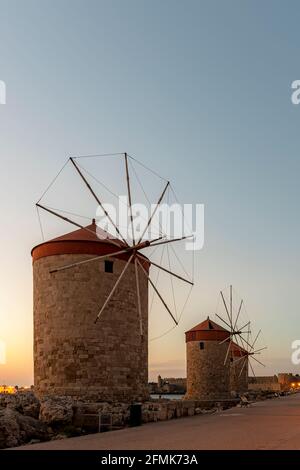 Die Windmühlen in der Nähe der Altstadt von Rhodos, mandraki, Hafen bei Sonnenaufgang. Stockfoto