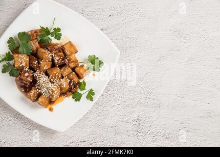 Draufsicht auf einen Teller gebratenen Tofu-Käse. Stockfoto