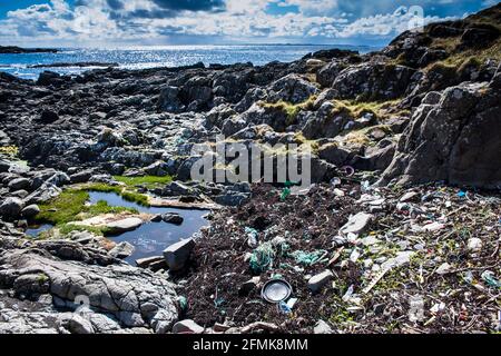 Müll, Plastikmüll, der an der felsigen Küste im Nordwesten Schottlands, Ardnamurchan Point, aufgespült wird. Stockfoto