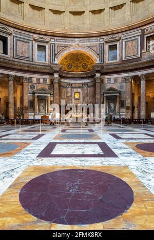 Innenansicht der katholischen Kathedrale in Rom Stockfoto