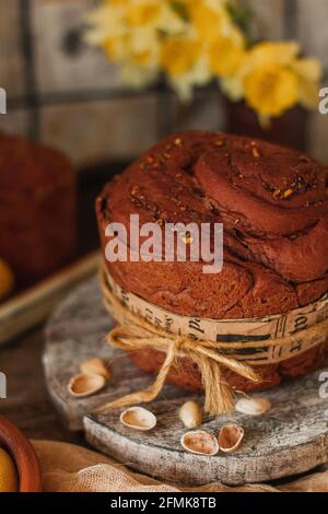 Kulich-Kuchen mit gelben Narzissenblüten und bemalten Eiern Symbol der traditionellen russisch-orthodoxen Ostern Stockfoto