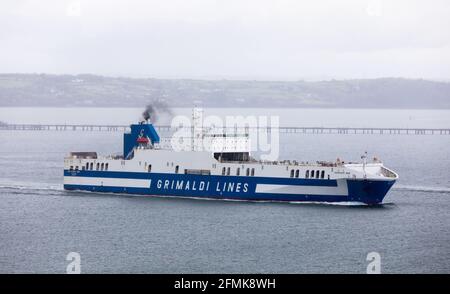 Cork Harbour, Cork, Irland. Mai 2021. Die RO-RO-Fähre Eurocargo Bari verlässt den Hafen von Cork auf ihrer ersten Überfahrt nach Antwerpen. Der neue Frachtdienst wird zweimal pro Woche von der Grimaldi-Gruppe betrieben und hat Cork als einen wichtigen Wachstumsmarkt für Exporte nach Europa identifiziert. - Credit; David Creedon / Alamy Live News Stockfoto