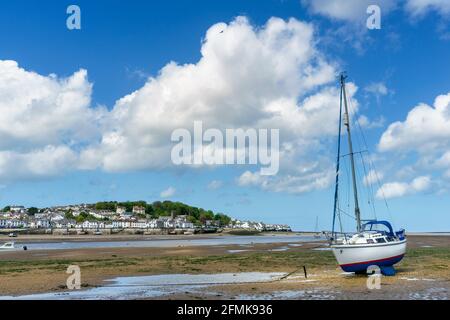 Appledore, North Devon, England. Montag, 10. Mai 2021. Wetter in Großbritannien. Ein Tag mit strahlendem Sonnenschein, starken Winden und schweren, zeitweise auftretenden Regengüssen in North Devon hält Besucher vom Strand von Instow am Fluss Torridge fern. Das Wetter wird sich später am Tag verbessern, mit mehr der gleichen Prognose für morgen. Quelle: Terry Mathews/Alamy Live News Stockfoto