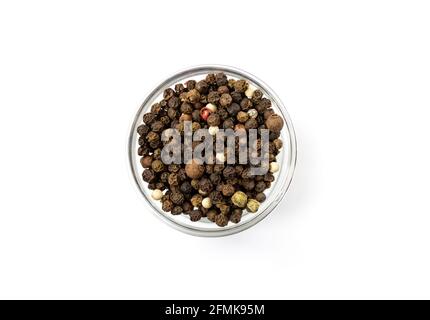 Pfeffern. Schwarze, rote und weiße Pfefferkörner in einer Glasschale, isoliert auf weißem Hintergrund. Nahaufnahme. Stockfoto