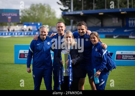 Kingston, Großbritannien. Mai 2021. Chelsea-Frauenmanagerin Emma Hayes und ihre Coachingmitarbeiter (einschließlich Chelsea Women Torwarttrainer Stuart Searle, Chelsea Women Assistant Manager Paul Green, Chelsea Women Coach Denise Reddy) Pose mit der Siegertrophäe, nachdem das Team beim FAWSL-Spiel zwischen Chelsea Women und Reading Women am 9. Mai 2021 im Kingsmeadow Stadium in Kingston, England, zur FAWSL Champions 2020/21 gekrönt wurde. Foto von Andy Rowland. Quelle: Prime Media Images/Alamy Live News Stockfoto