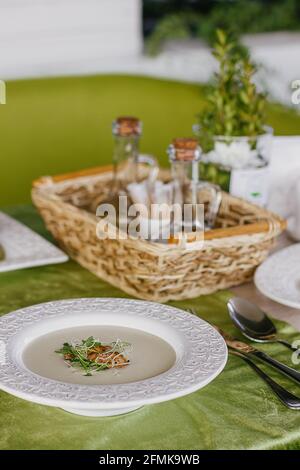 Käsesuppe mit Lachs im grünen Hintergrund Stockfoto