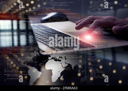 Finger auf Laptop Programmierung Web-Codierung Front-End-Web-Entwicklung. Mischen Medien Hintergrund Stockfoto
