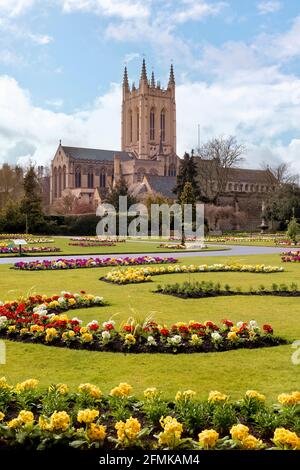 Begraben Sie die St. Edmunds Cathedral von den Abbey Gardens aus. Stockfoto