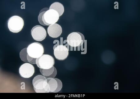 Abstraktes Bokeh-Licht im Wasser.Weltwassertag Meeresoberfläche blinken Bokeh Stockfoto