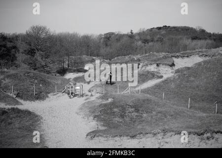 Merthyr Mawr, Bridgend, Wales, April 10 2021. Jugendliche genießen die Freiheit, sich nach monatelanger Sperre mit ihren Freunden zu treffen und durch die Dünen zu laufen Stockfoto