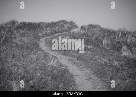 Merthyr Mawr, Bridgend, Wales, April 10 2021. Jugendliche genießen die Freiheit, sich nach monatelanger Sperre mit ihren Freunden zu treffen und durch die Dünen zu laufen Stockfoto