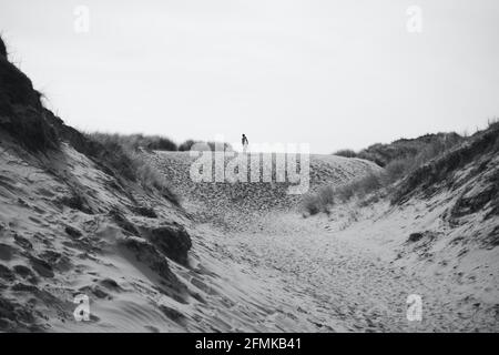 Merthyr Mawr, Bridgend, Wales, April 10 2021. Jugendliche genießen die Freiheit, sich nach monatelanger Sperre mit ihren Freunden zu treffen und durch die Dünen zu laufen Stockfoto